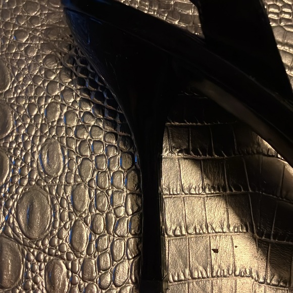 Black, vintage authentic Louis Vuitton heels. - Picture 6 of 8
